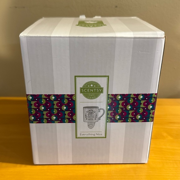 Scentsy “PUMPKIN SPICE & EVERYTHING NICE” Plug-in Warmer - NIB - Picture 6 of 9